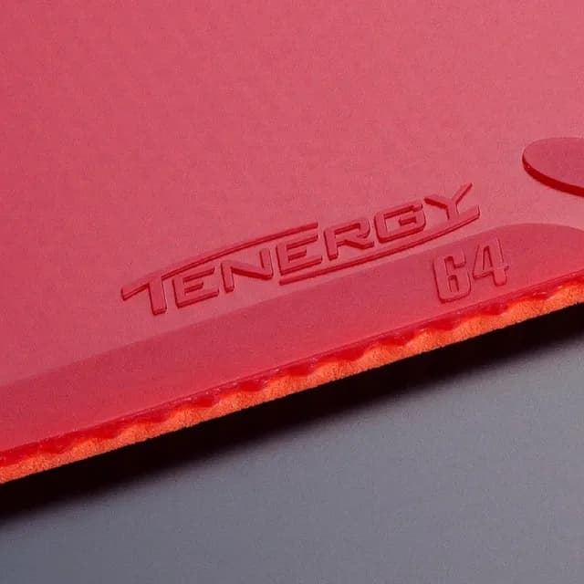 Detail der Prägung Tenergy 64 auf dem roten Obergummi