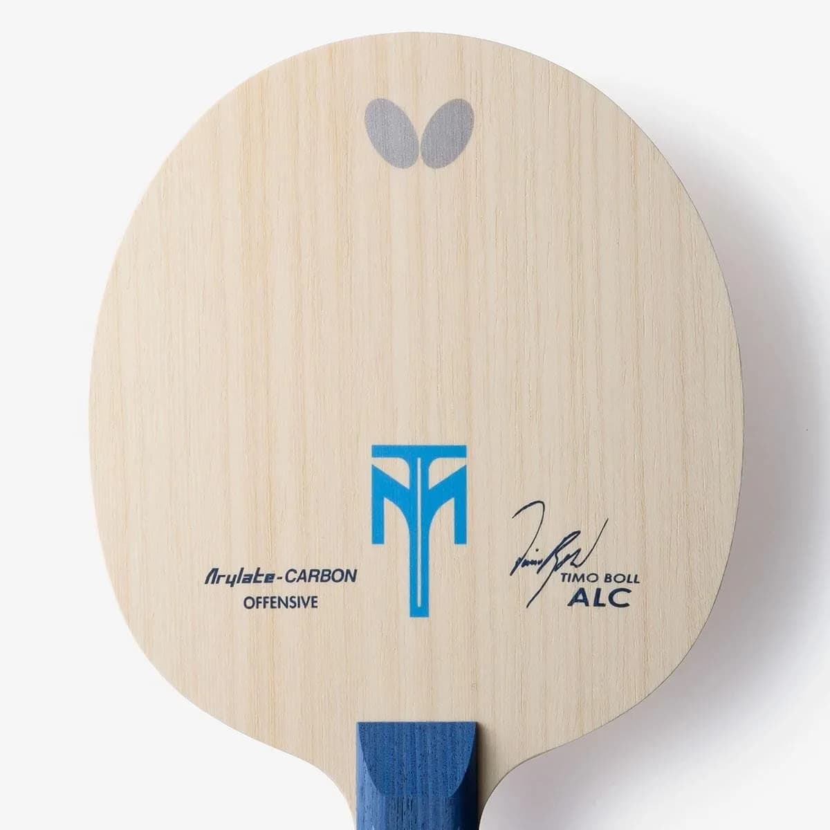 Detailaufnahme der Schlagfläche des Butterfly Timo Boll ALC mit Logo, Unterschrift und der Aufschrift Arylate-Carbon Offensive