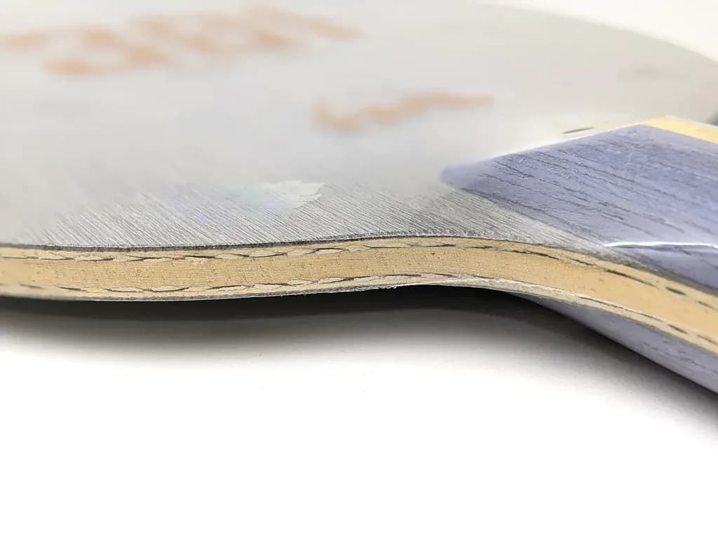 Detail der Kante des DHS Hurricane 301 mit dem 5+2-Aufbau aus Arylat-Carbon