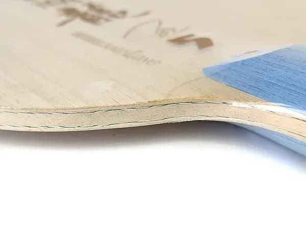 Detail der Kante des DHS Hurricane Long 5 mit den Arylat-Carbon-Lagen