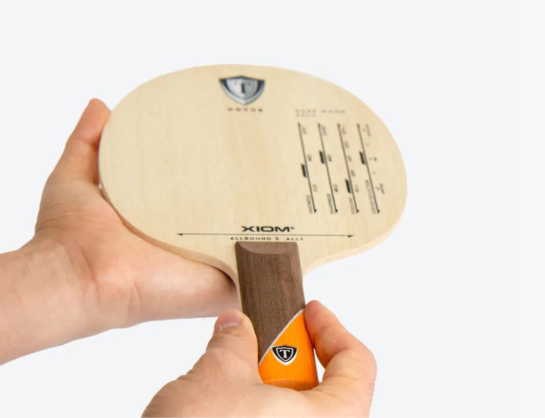 Xiom Novus Allround S in der Hand gehalten, Vorderseite