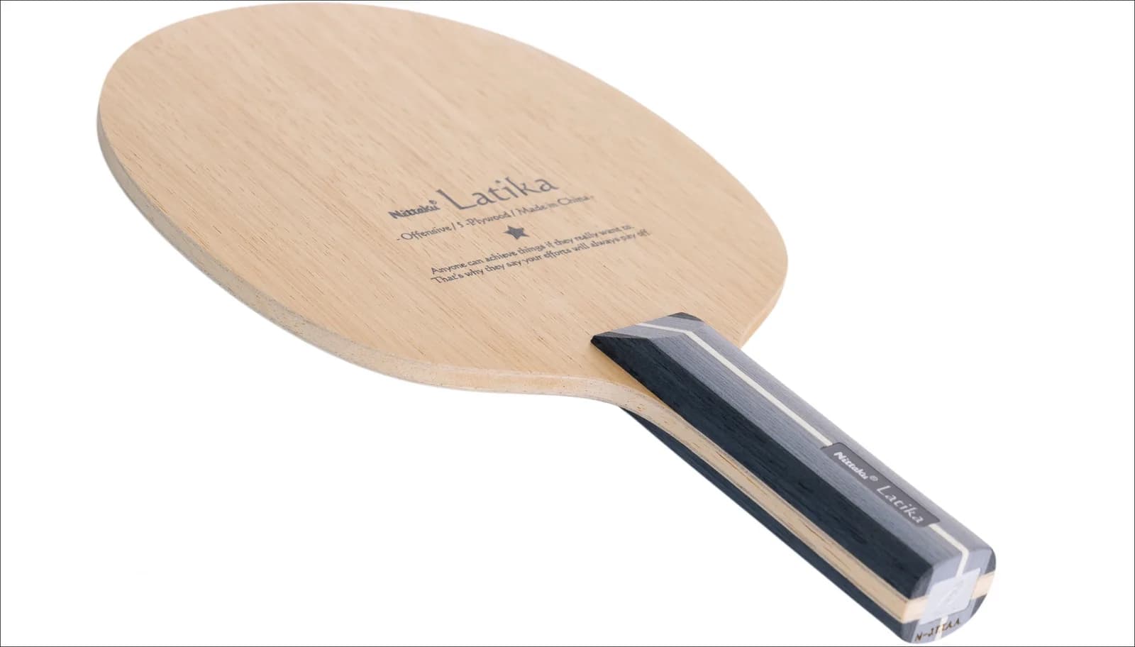 Madera Nittaku Latika en perspectiva: cara de limba con el logotipo y mango a la vista